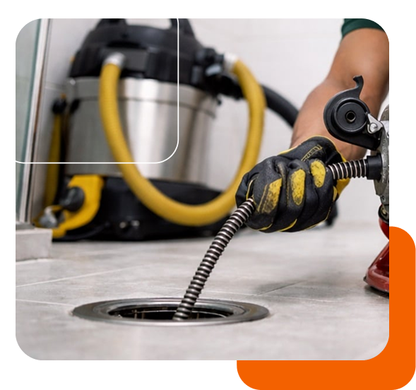 Profissional realizando serviço de desentupimento